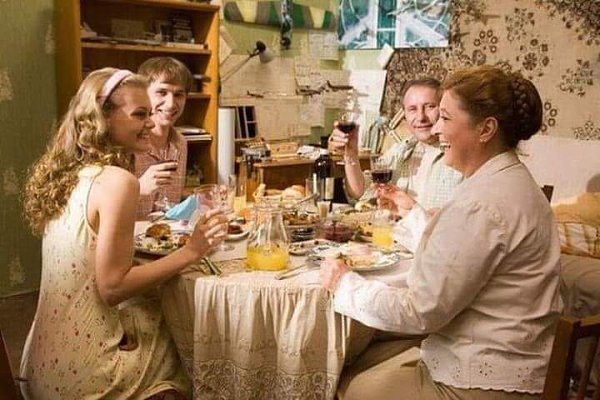 :) Помню, отцу подарили коньяк «Наполеон», я его выпил, а вместо него налил чай. А через две недели ...