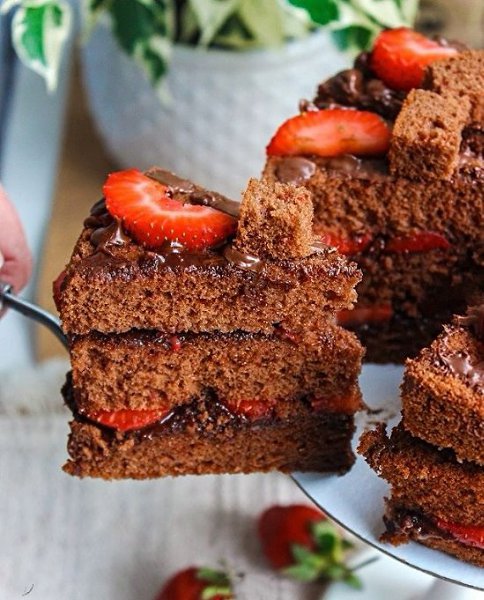 Торт “Nutella с клубникой”. Идеальное сочетание ореховой пасты и клубники. Все, что понадобится это: ...