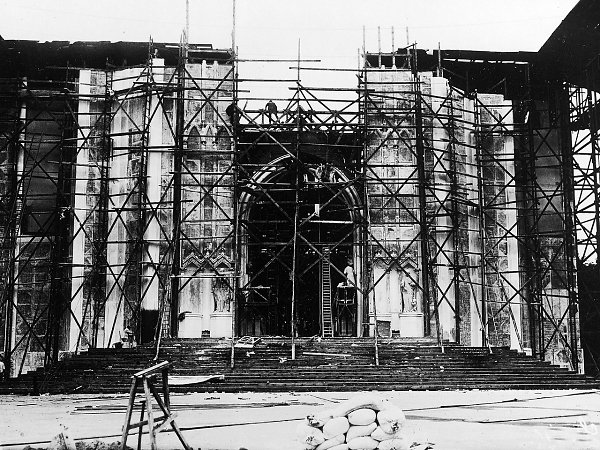 На съемках «Метрополиса» Фрица Ланга. Ланг родился в этот день 132 года назад. Фото: Horst von ... - 6