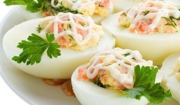 25 вариантов начинки для фаршированных яиц.1. Обжарьте мелко нарезанный лук и смешайте с желтком.2. ...