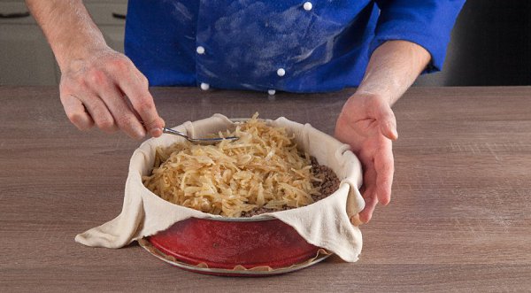 Пирог с мясом и капустой.Ингредиенты:замороженное слоёное дрожжевое тесто – 500 гмякоть говядины – ... - 5