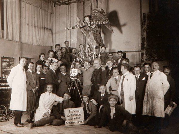 На съемках «Метрополиса» Фрица Ланга. Ланг родился в этот день 132 года назад. Фото: Horst von ... - 3
