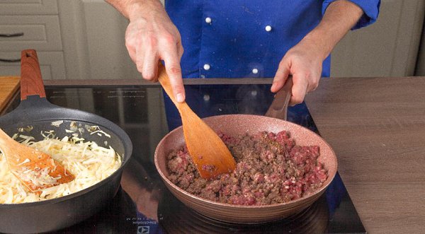 Пирог с мясом и капустой.Ингредиенты:замороженное слоёное дрожжевое тесто – 500 гмякоть говядины – ... - 4