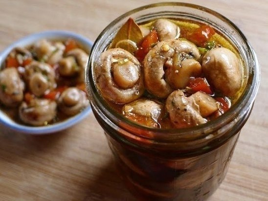 Быстрые маринованные шампиньоны.По этому рецепту шампиньоны получаются хрустящими и очень вкусными. ...