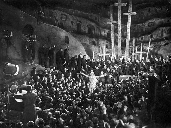 На съемках «Метрополиса» Фрица Ланга. Ланг родился в этот день 132 года назад. Фото: Horst von ... - 7