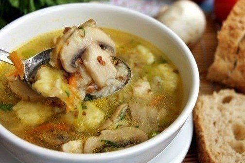 Гречневый суп с грибами и картофельными клёцками .Ингредиенты: -куриная грудка -2,5-3 литра ...