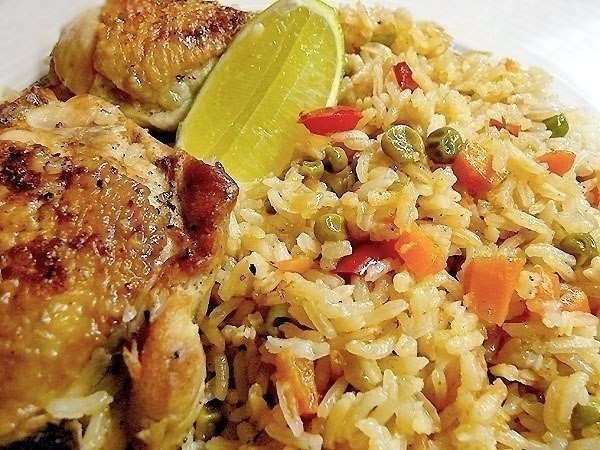 Рис с курицей - Arroz con pollo.Ингредиенты:1 курица на 1,5 кг (8 бедрышек)1 средняя луковица1 ...