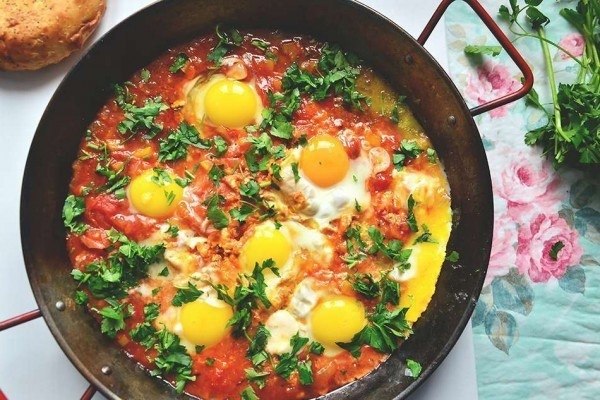 Шакшука - израильский завтрак. Яйцо куриное 8 шт Перец сладкий 1 шт Лук репчатый 1 шт Чеснок 2 ...