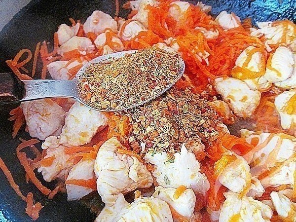 Плов с курицей. Вам потребуется: Филе курицы — 3 шт Морковь — 1 кг Рис — 0.5 кг Приправа (для плова) ... - 4