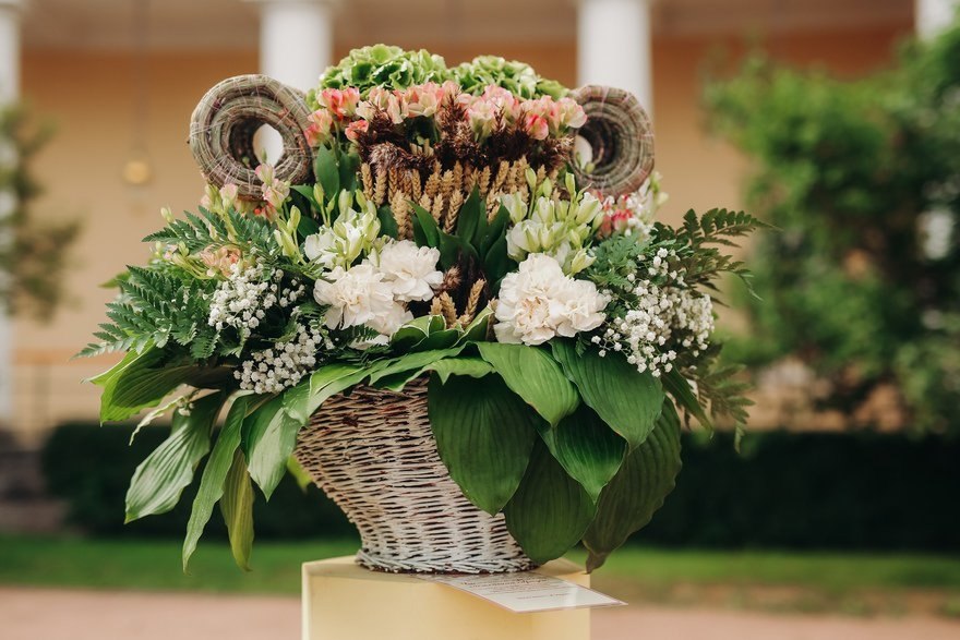 Цветочная композиция семья. Праздник цветов композиции. Цветочная композиция семья. Композиции из цветов на выставку. Композиции из цветов на выставку.