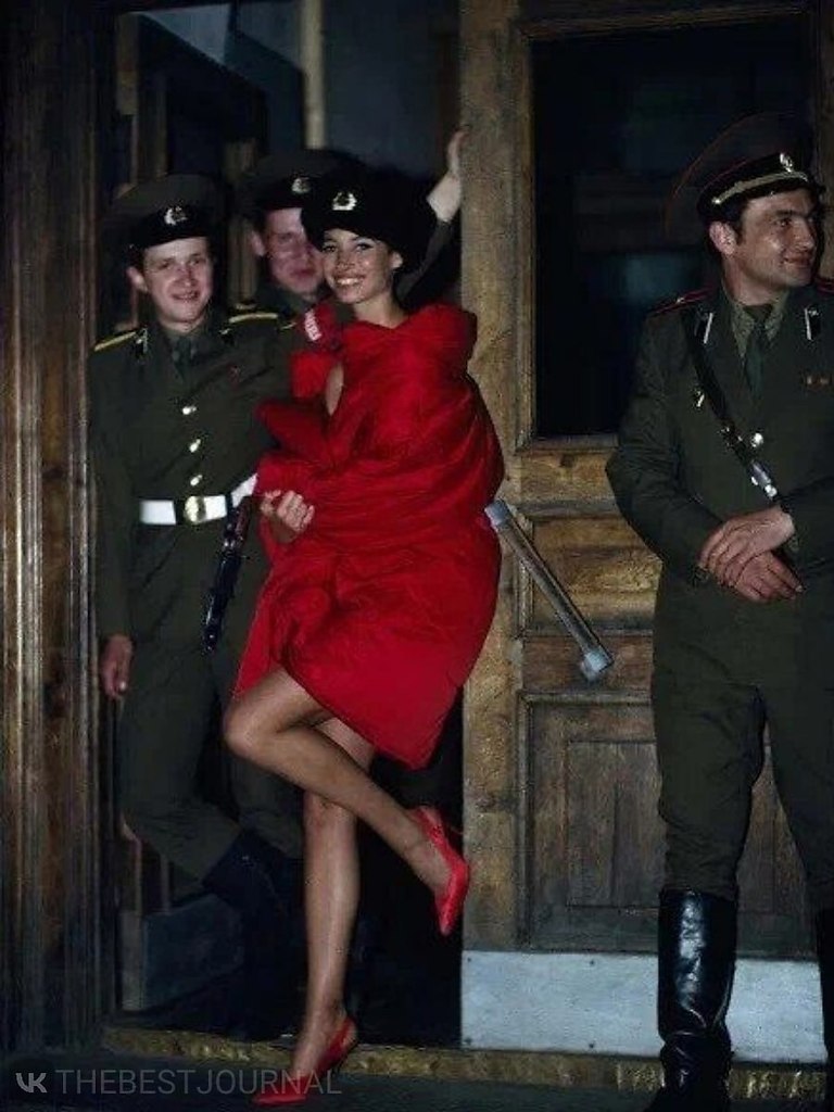 Перед вами фото из журнала Vogue, сделанное в СССР в 1990 году и ставшее историческим.В 1990 году ...