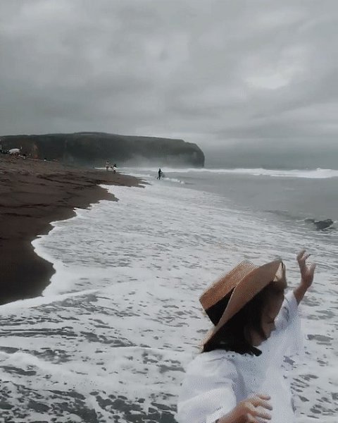 Вот и стали дни короче, От дождей раздулись ночи, А душа никак не хочет это лето отпустить. Но уж ...