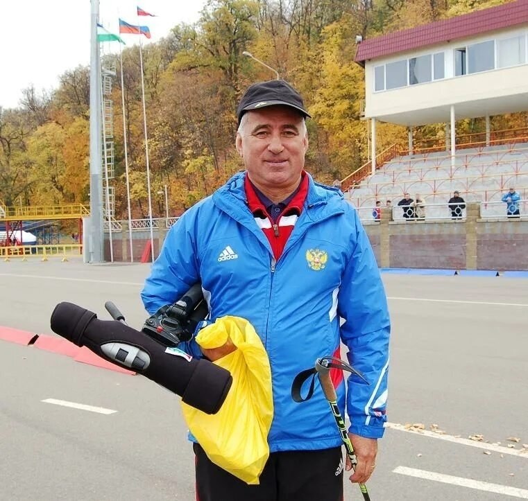 Леонид Гурьев рассказал, что спортсмены в Уфе решили бежать на своих роллерах. Накануне журналист ...