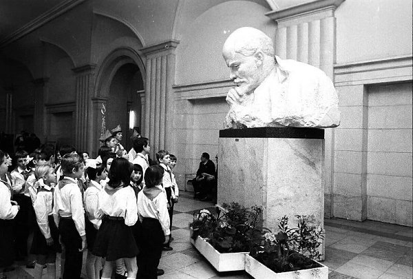 Ленин и дети.Традиционный сюжет советской ленинианы, в котором В. И. Ленин общается с детьми, ...
