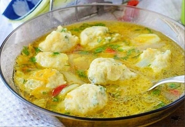Суп с галушками и овощами.Ингредиенты:2 шт. картофеля1 морковь1 лук репчатый1 болгарский перец или ...