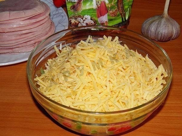 Ветчинные рулетики с сыром.Ингредиенты:Состав рецепта (на 10 порц.):Ветчина - 500 грТвёрдый сыр - ... - 4
