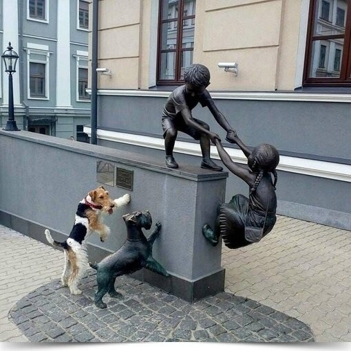 Скульптурная композиция «Доверие». Расположена в Казани. ...
