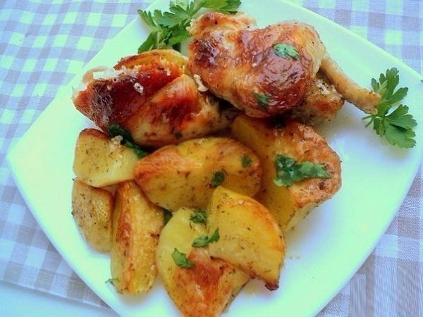 Рецепт запеченной курицы с картофелем.Всем любителям курочки и картошки этот рецепт придётся по ...