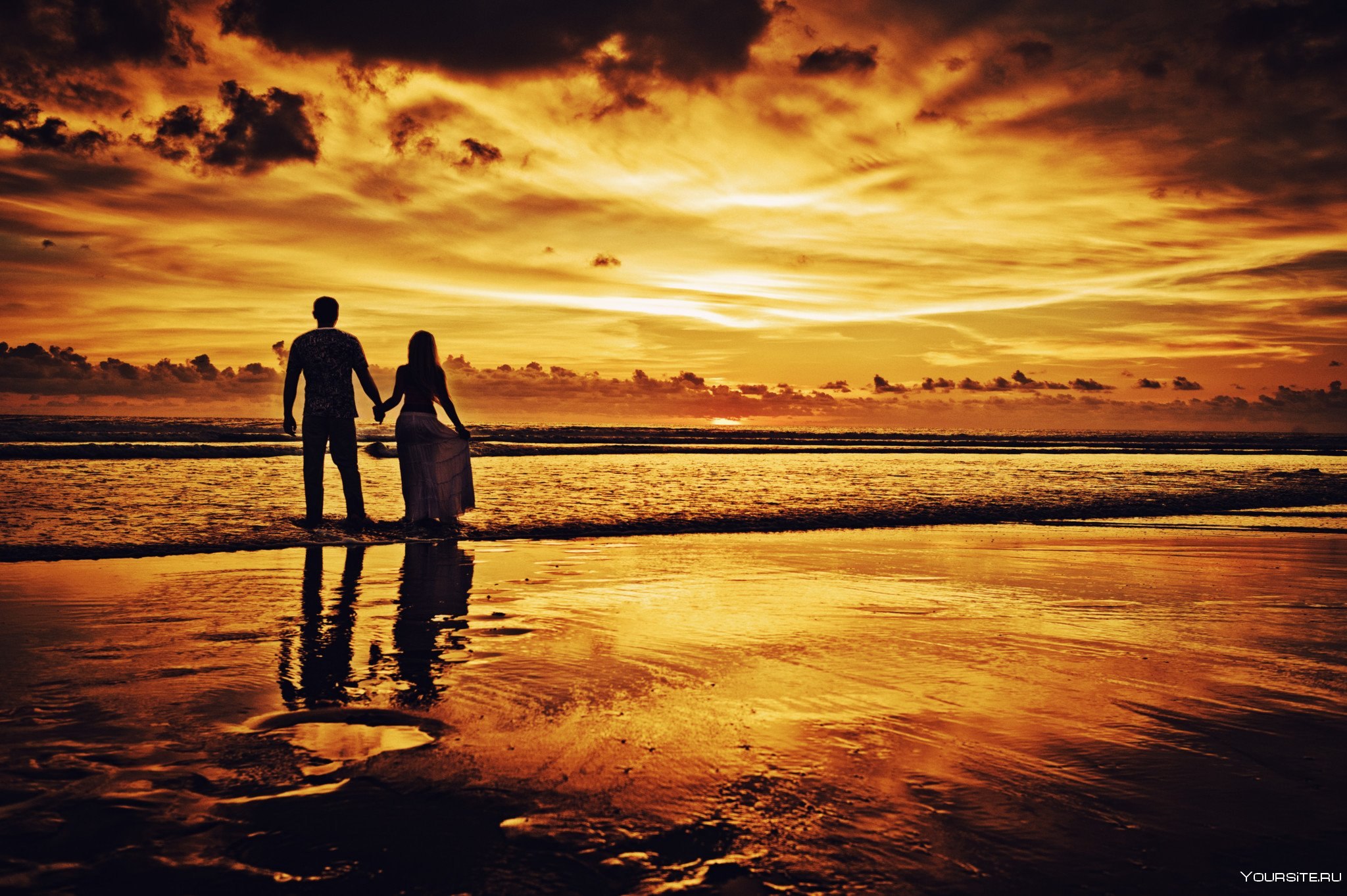 Love sea 8. Влюбленная парочка на закате. Море романтика. Love sea 8. Голубое море.