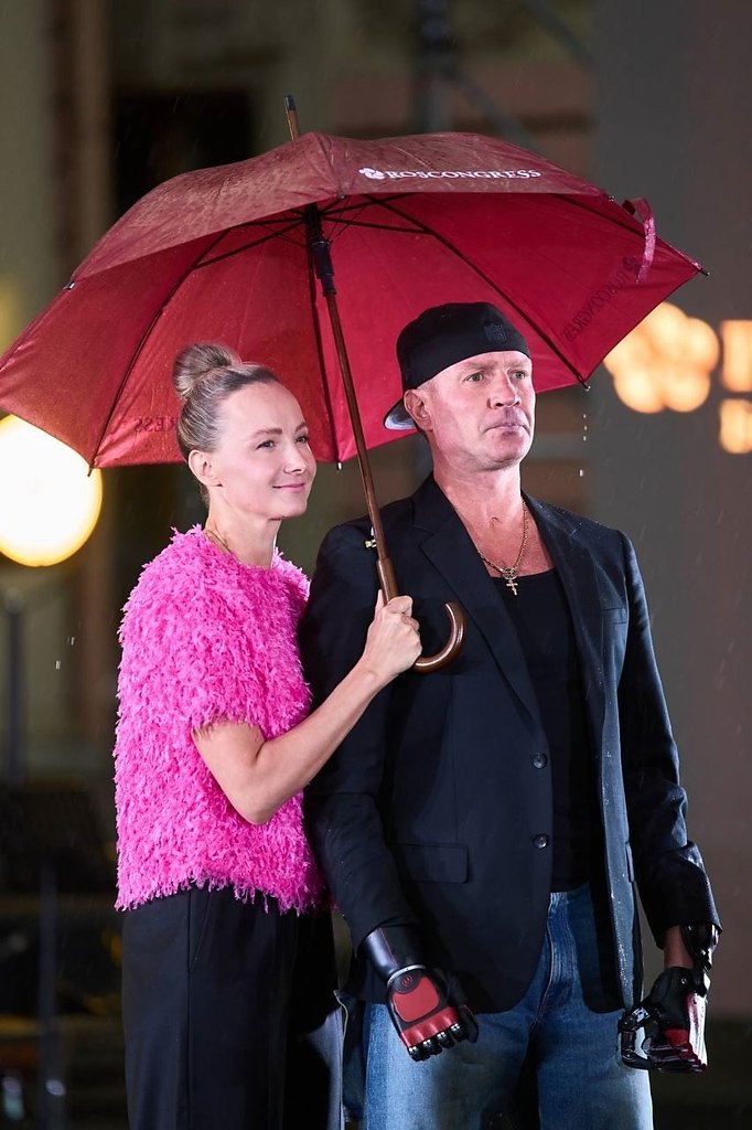 Может быть, Роман Костомаров больше не может держать зонтик и микрофон. Но рядом с ним всегда есть ...