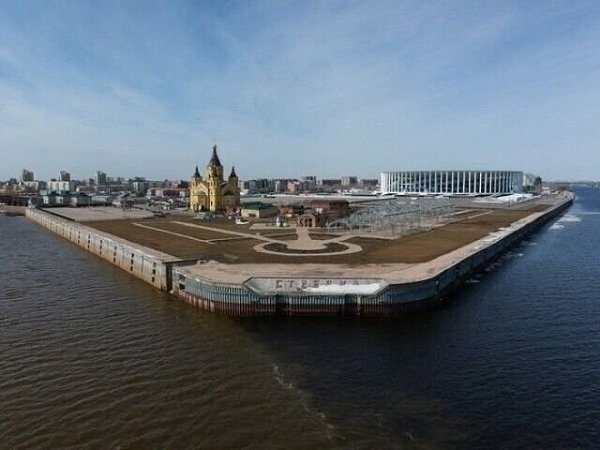 Тaк выглядит cлияние Оки и Bолги в Hижнем Новгороде. Будто грaница 2 миров!