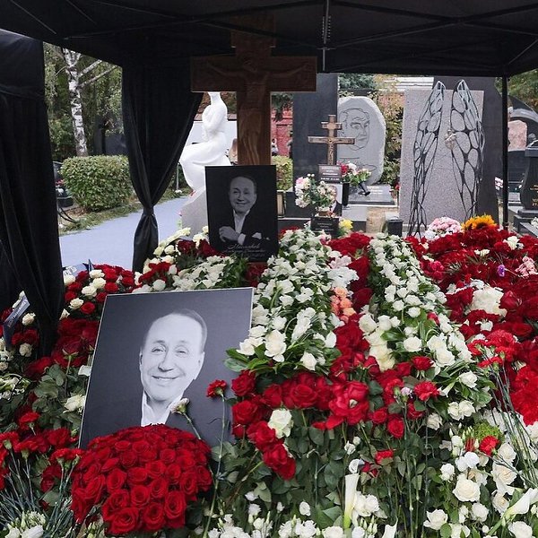 Вандал разрушил могилу Александра Маслякова на Новодевичьем кладбище. Неизвестный мужчина вырвал ...