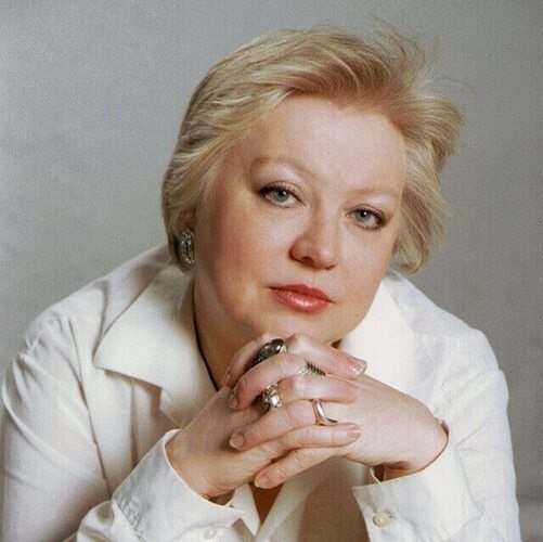 Я попросила убрать с афиш словосочетание "народная артистка России". Пусть пишут просто ...
