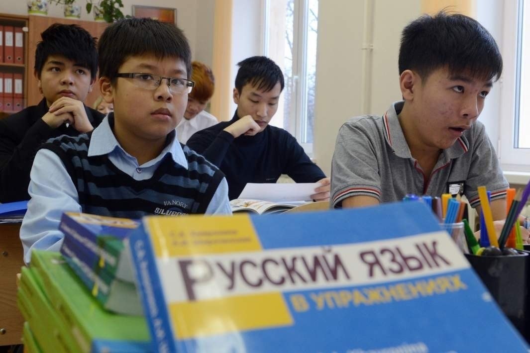 Глава Рособрнадзора рекомендует мигрантам, которые собираются переехать в Россию со своей семьей, ...