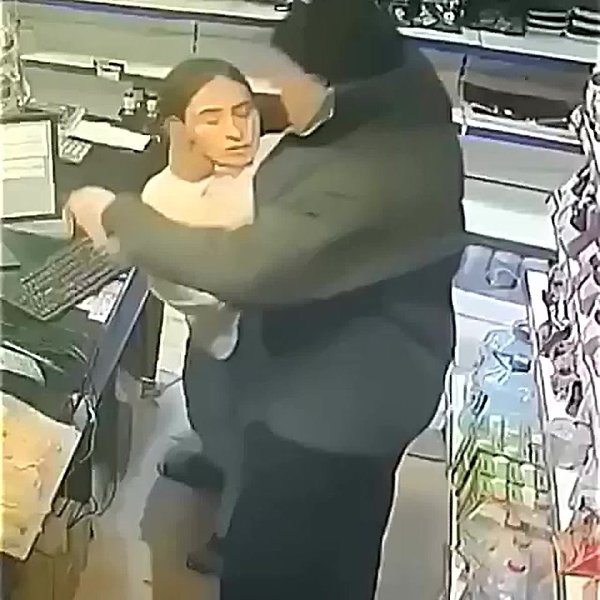 Продавщица попала в больницу после замечания покупателю.Продавщица, занимавшаяся выкладкой товара, ... - 2