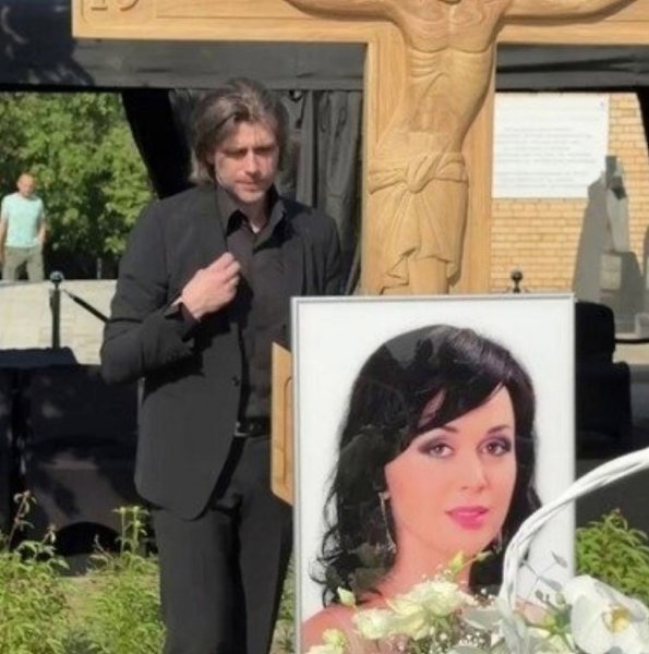 Пётр Чернышёв, супруг Анастасии Заворотнюк, впервые прокомментировал смерть жены. Он поблагодарил ...