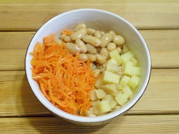 Салат с корейской морковкой и фасолью.Для салата отварите картофель, слейте с фасоли жидкость, ... - 4