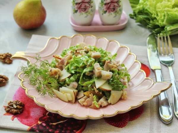 Салат «Красотка» с копченой курицей и грушей.ИнгредиентыКурица копченая - 250 гКапуста пекинская - ...