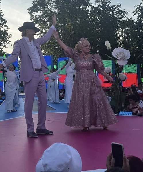Надежда Кадышева, Нюша, Милана Хаметова и Влад Бумага на синей дорожке VK Fest в Москве! На недавнем ...