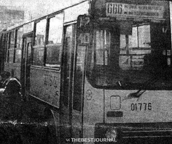На этом снимке 1990-х годов столичный автобус под номером 666. Он начал работать на своем маршруте ...