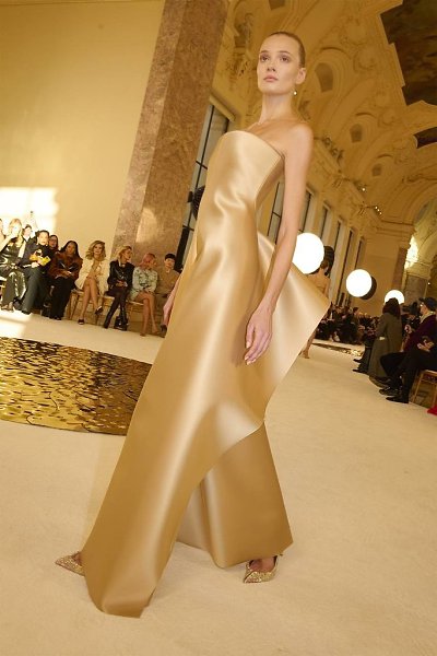 Вот и фото с кутюрного показа Schiaparelli! Дэниел Роузберри, как всегда, строго следует ДНК бренда ...