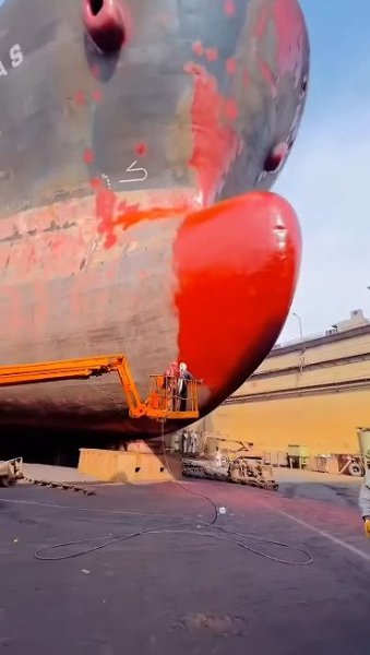 Чистка и покраска огромного корабля. Выглядит залипательно - 2