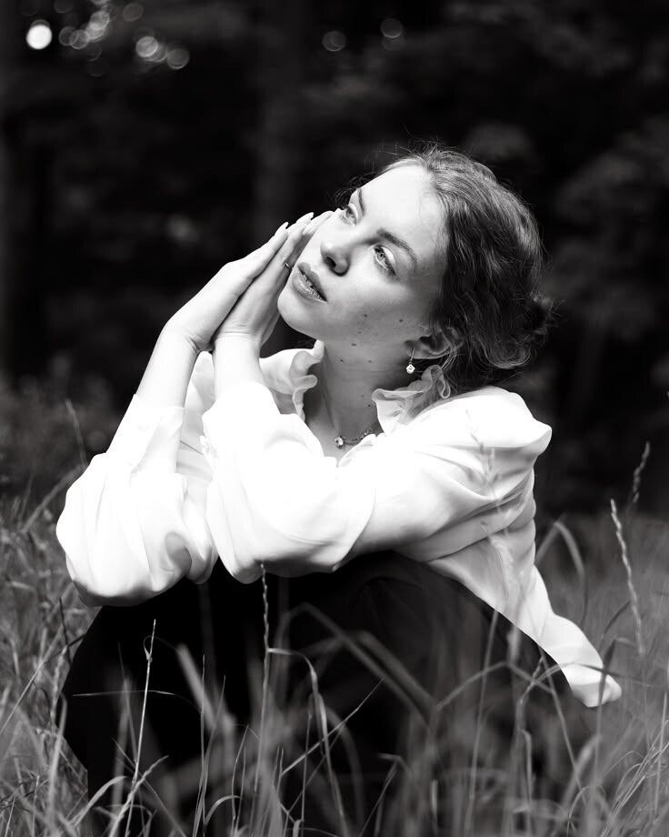 Каждое касание оставляет след…Есть близкие. Есть чужие.Есть те, кто косвенно идет с тобой по жизни, ...