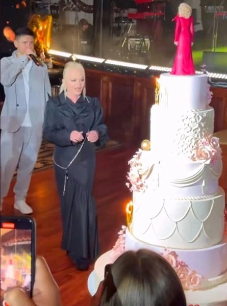 Пятиярусный торт, трогательное поздравление от Агутина и танцы до упаду: Лариса Долина отметила ... - 4