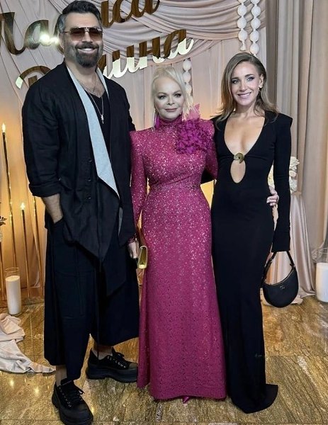 Пятиярусный торт, трогательное поздравление от Агутина и танцы до упаду: Лариса Долина отметила ...