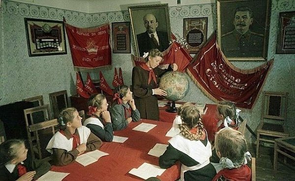 Ленинская комната — помещение в казармах воинских частей, в школах, пионерских лагерях, на ... - 8