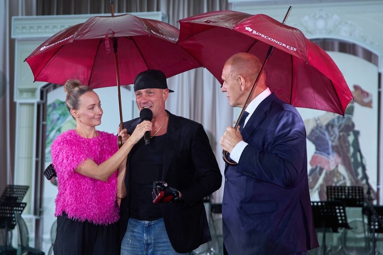 Может быть, Роман Костомаров больше не может держать зонтик и микрофон. Но рядом с ним всегда есть ... - 4