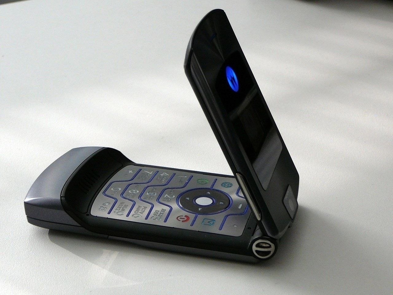 Motorola RAZR V3 - eeap o eeo, oop ea oaa paec a  2004 ...