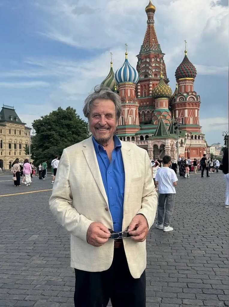 Пока Маск с Трампом в инете воюют и акции обрушивают, в Москву прилетел отец миллиардера Эррол ...