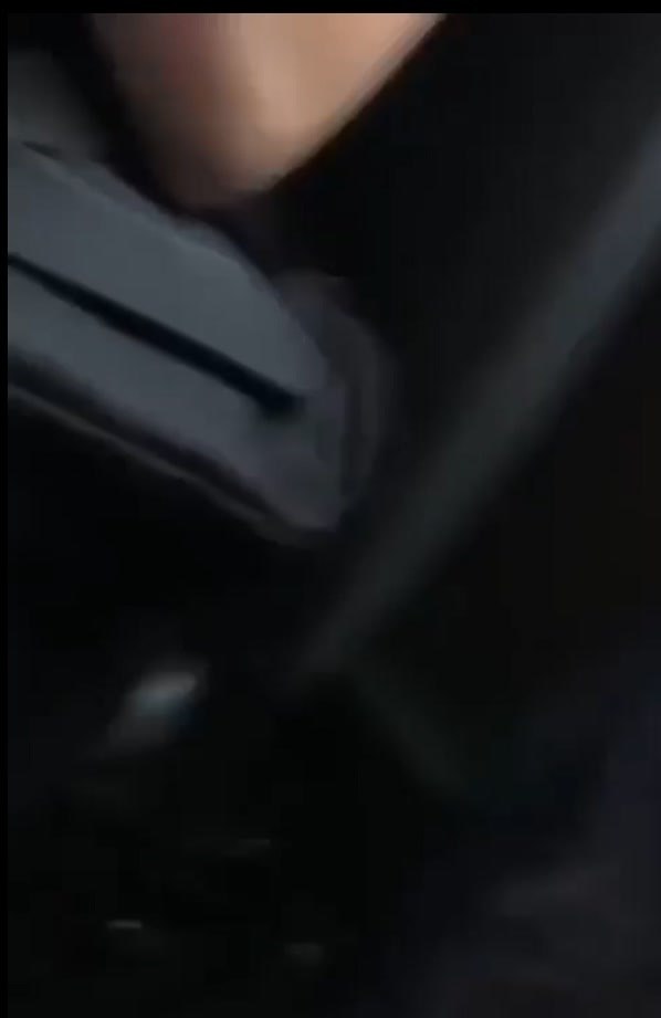 «Я устала, подержи мою сумочку!».В троллейбусе женщина складывала свои личные вещи на подростка. Она ...