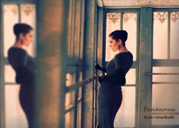 Живёт себе женщина - верная, скромная... Красавица... умница... немногословная... Прекрасная мама... ...