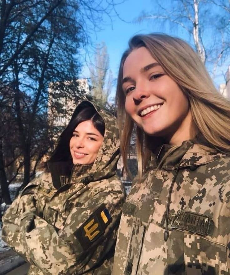 Две украинские девушки из ВСУ были взяты в плен на Покровском направлении.Две девушки из ВСУ, ...