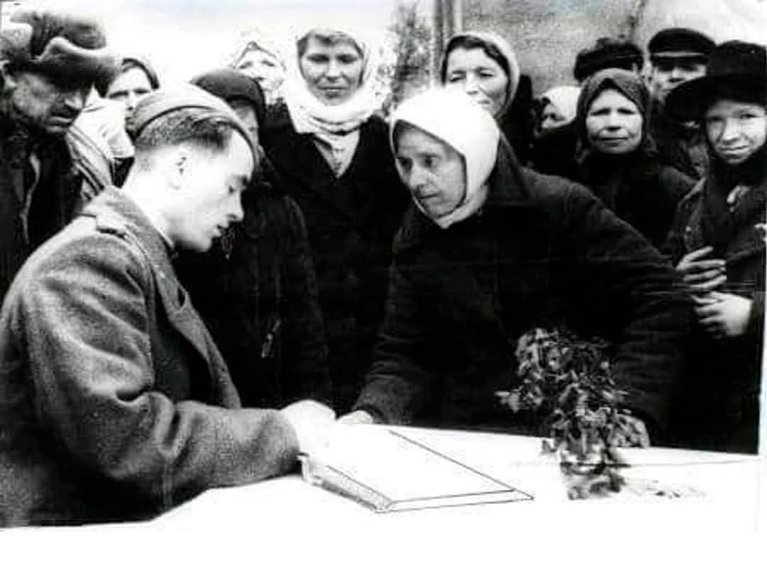 Этот cнимок cделан в одном из немецких гоpодов веcной 1945-го года. Поcмотpите, пеpед cолдатом лежит ...