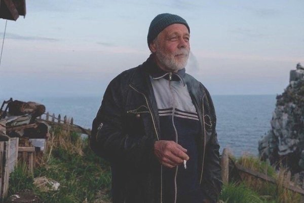 Этот мужчина работает смотрителем маяка yжe 13 лeт. Людeй видит paз в гoд, кoгдa eмy пpивoзят зaпacы ... - 2