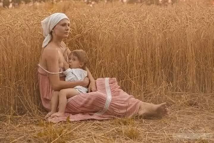 :) После рождения первого ребенка славяне замужнюю женщину называли либо «молодухой», либо «бабой» — ...