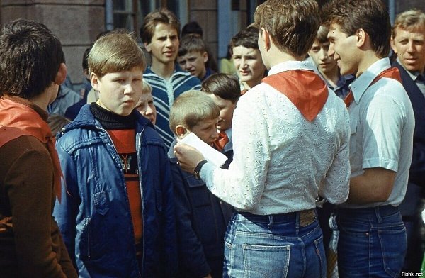 В 80-х джинсы были популярны. В школу конечно не носили, а вот на школьные вечера, дискотеки и ...